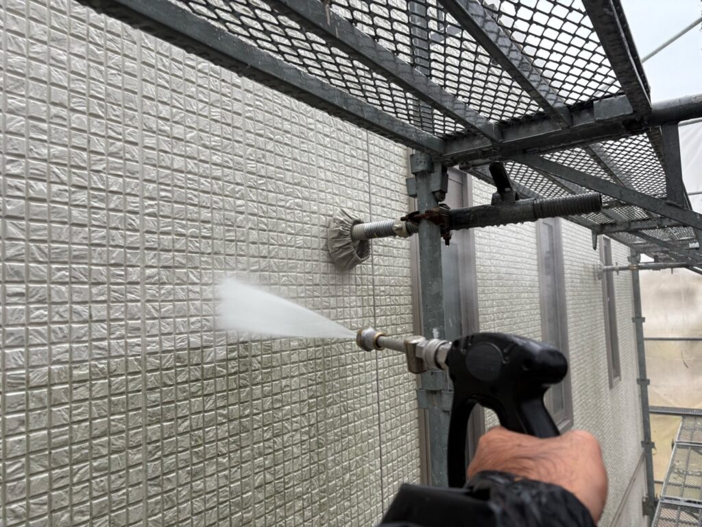 外壁<br />
高圧洗浄状況になります。