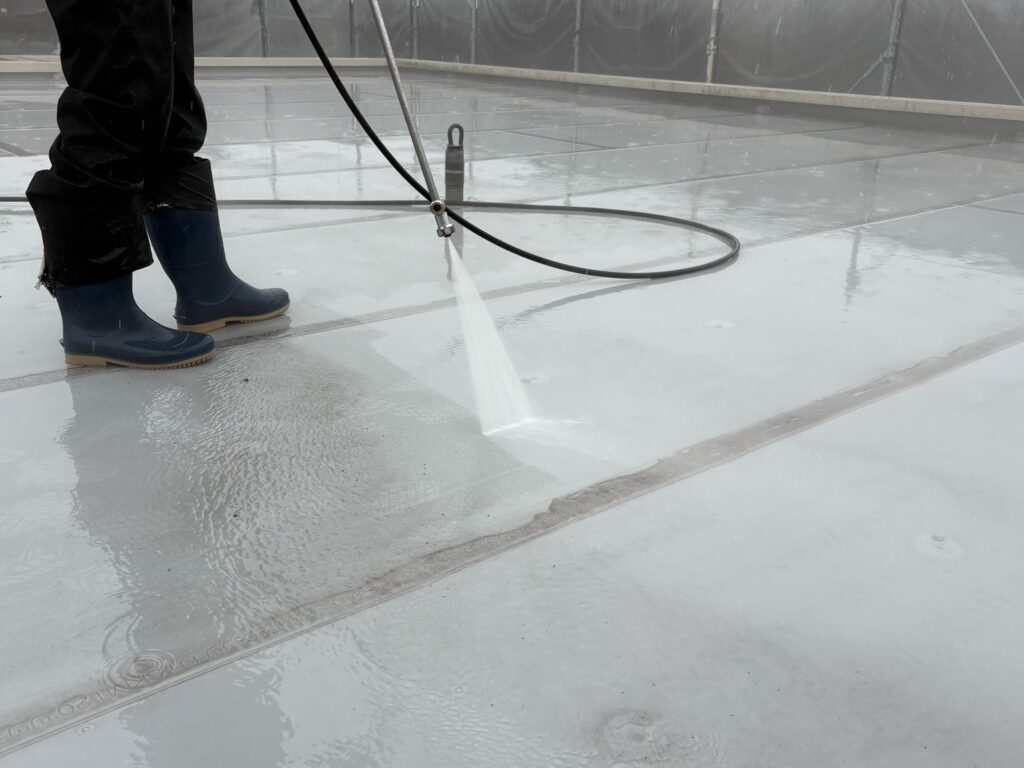 屋上防水<br />
高圧洗浄状況になります。