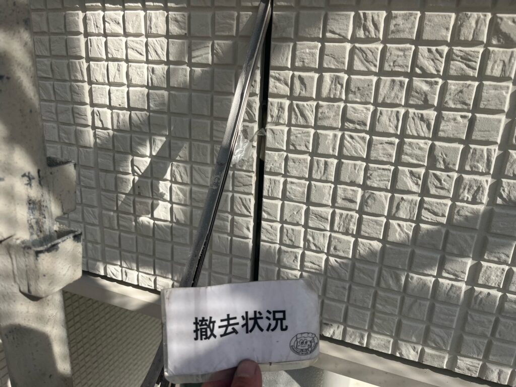 コーキング工事<br />
<br />
既存のガスケット撤去の様子