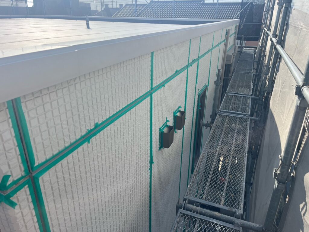 コーキング工事<br />
<br />
マスキングテープ貼り状況