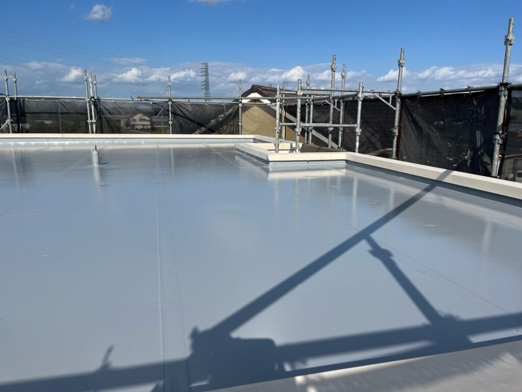 屋上防水<br />
トップコート1回目完成です。