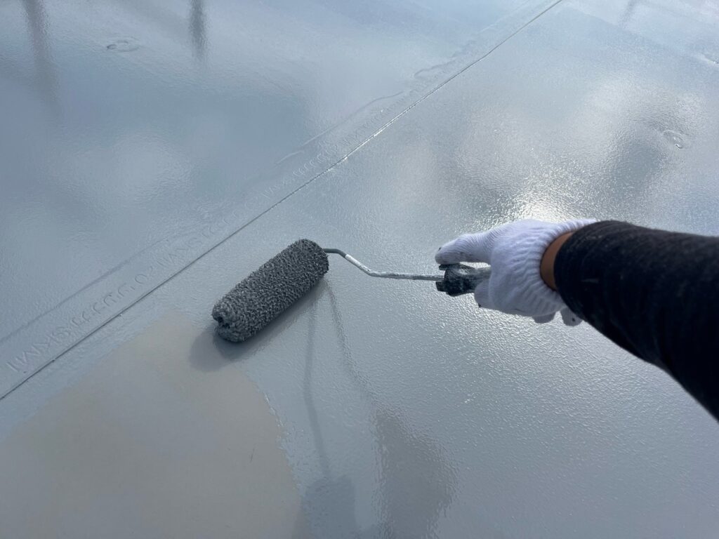 屋上防水<br />
トップコート1回目状況になります。