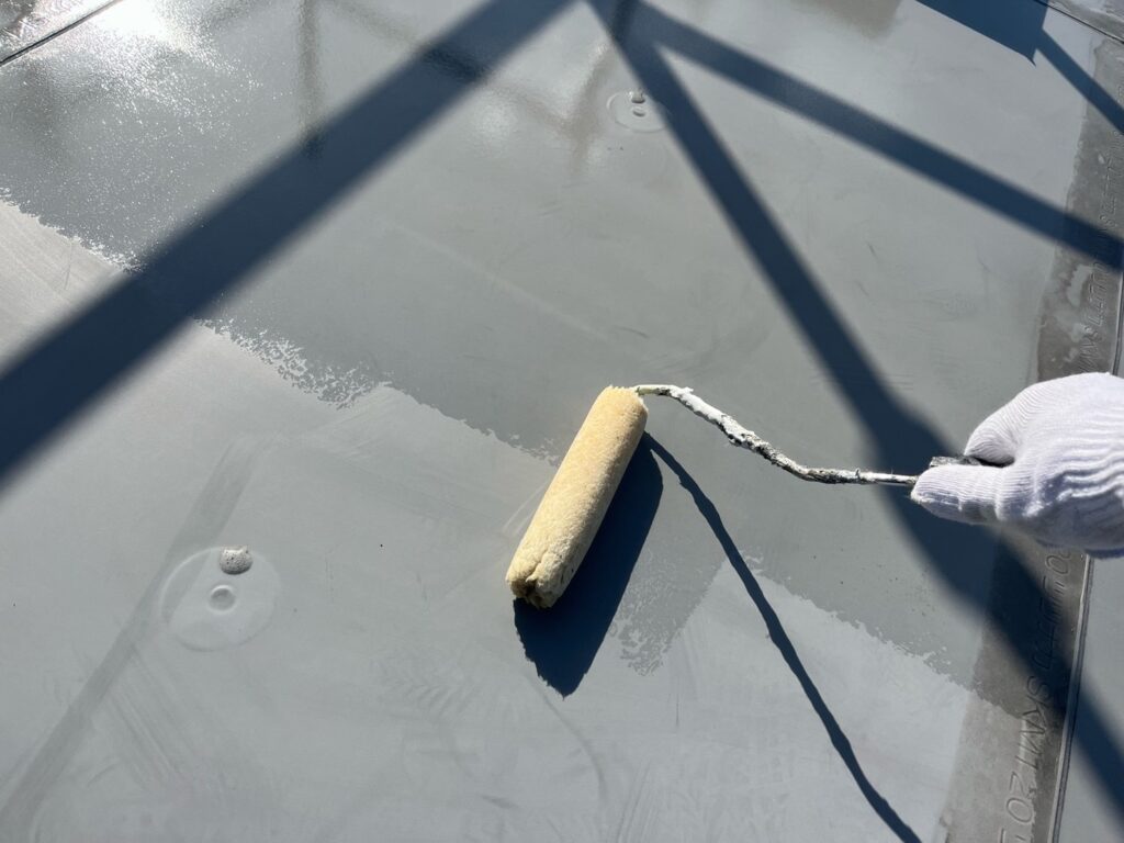 屋上防水<br />
下塗り状況になります。