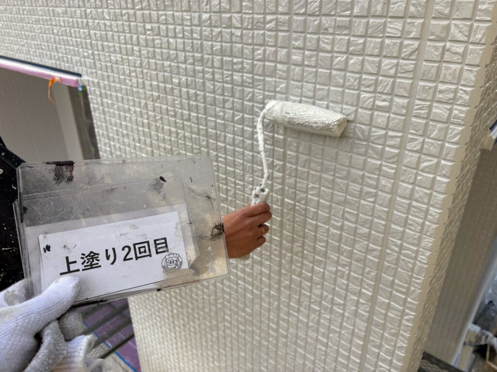 外壁塗装<br />
上塗り２回目状況