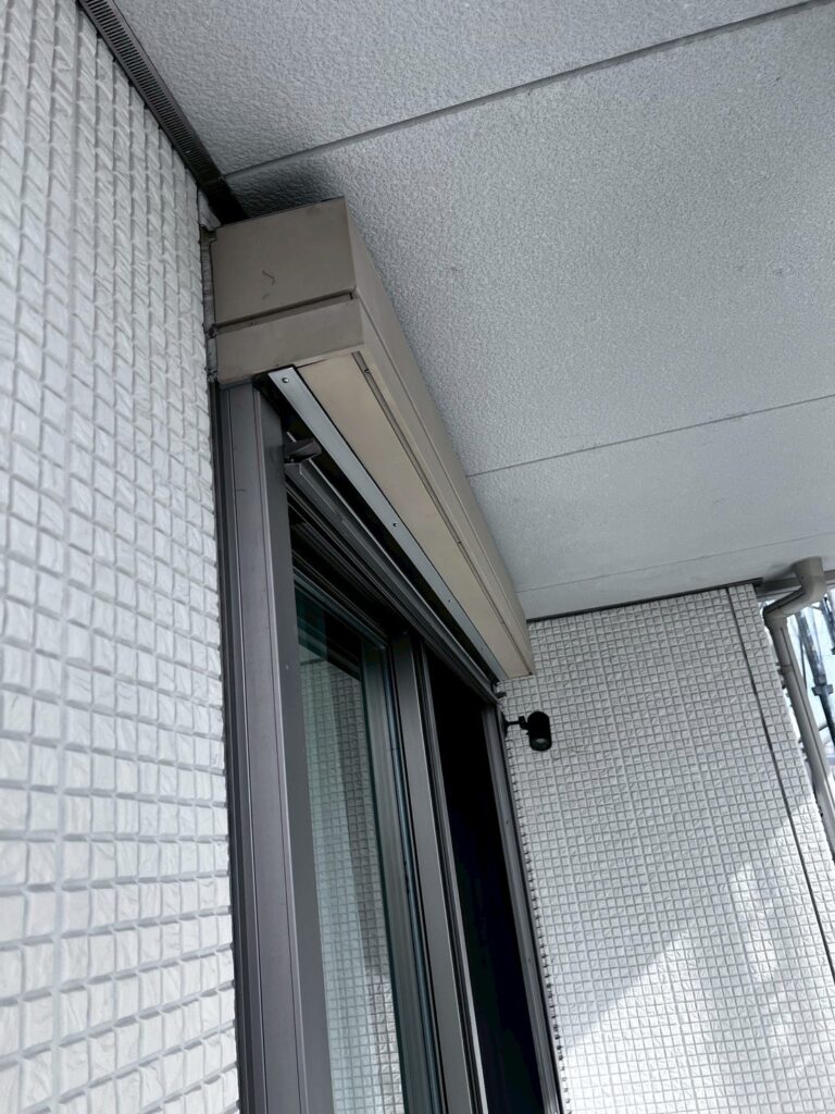 害鳥対策工事<br />
アングル設置<br />
完成です。<br />
シャッターを開閉可能の施工方法となります