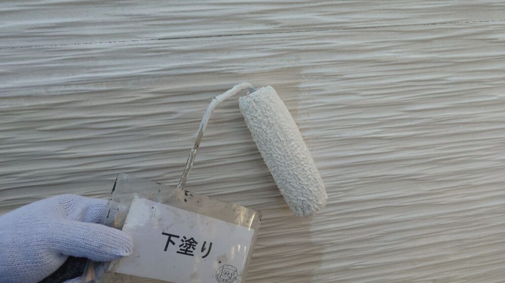 壁の下塗りを行ないます。