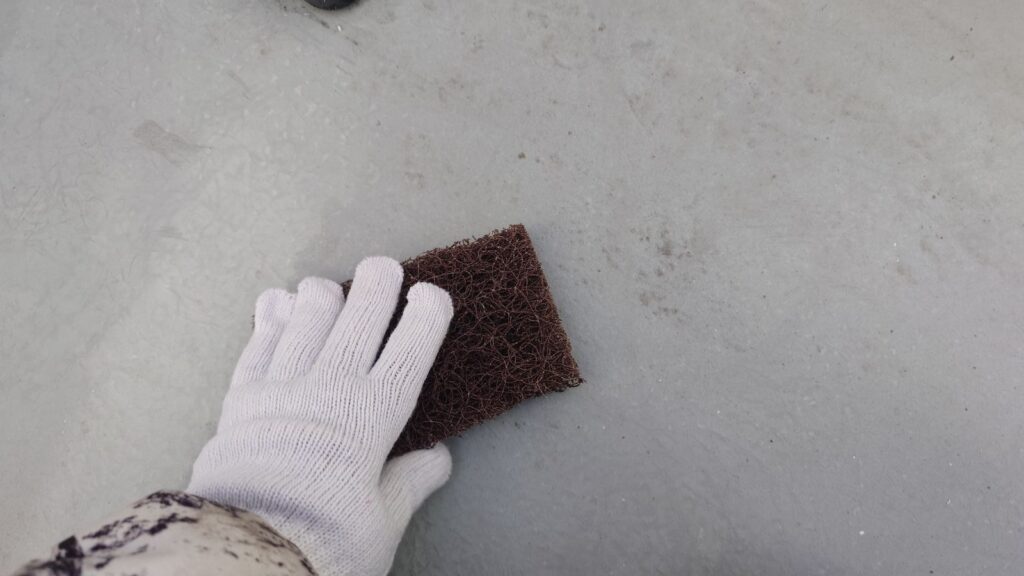 防水の素地調整を行います。