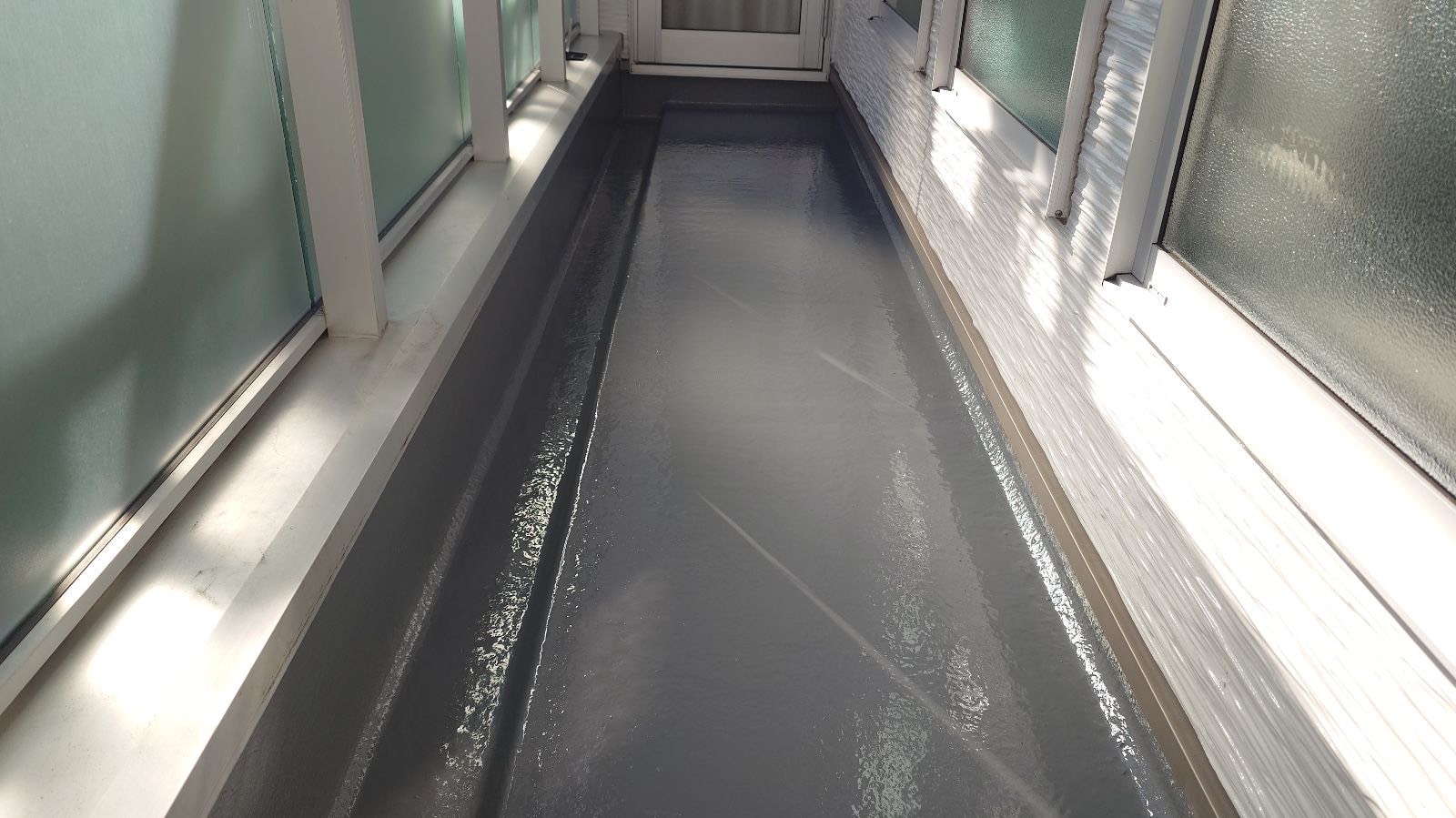 ベランダ防水トップコート工事についてご紹介します