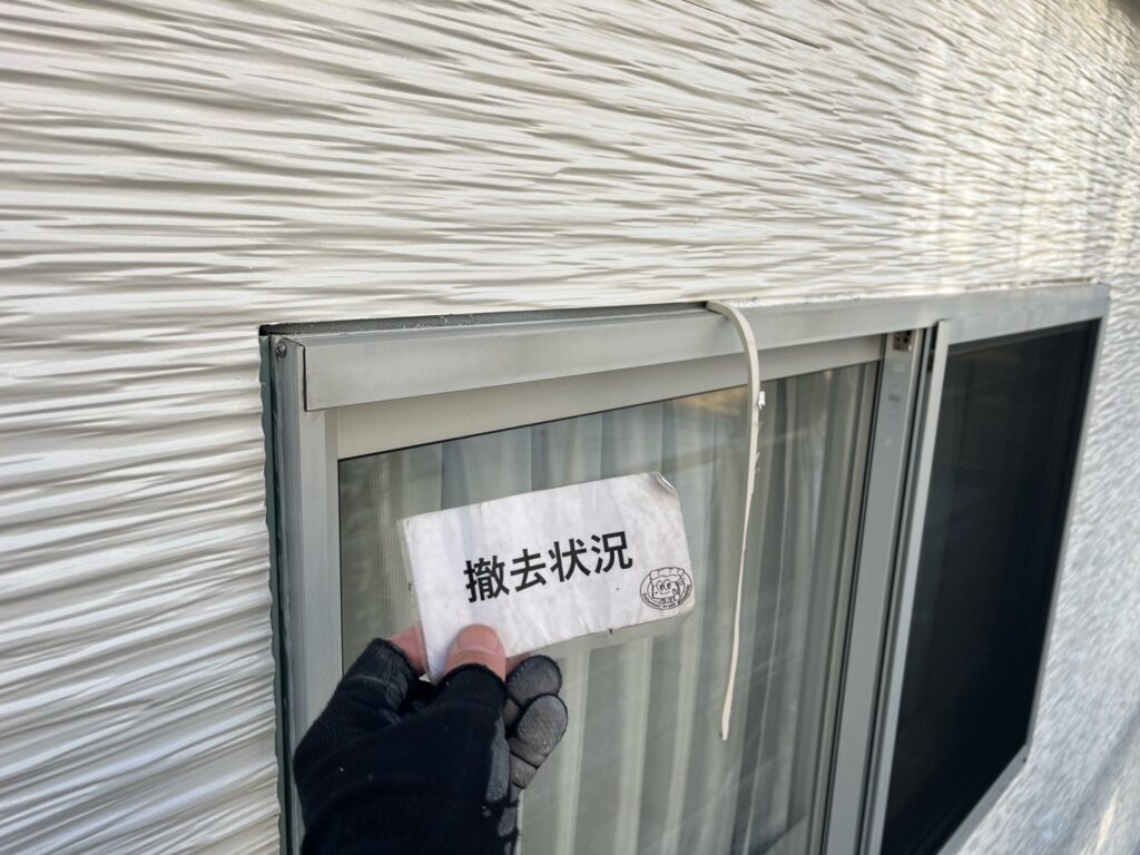 古いコーキングを切り取ります。撤去します。