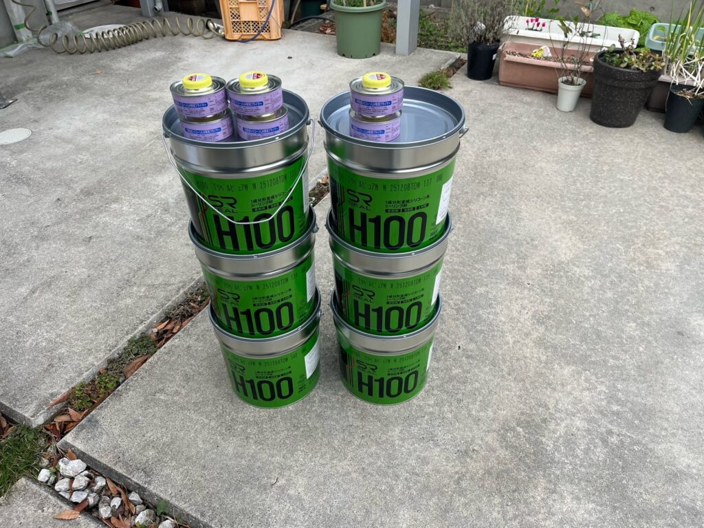 コーキングの材料写真になります。