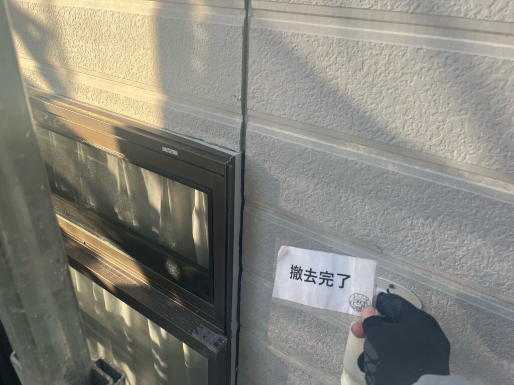 古いコーキング撤去完了です。