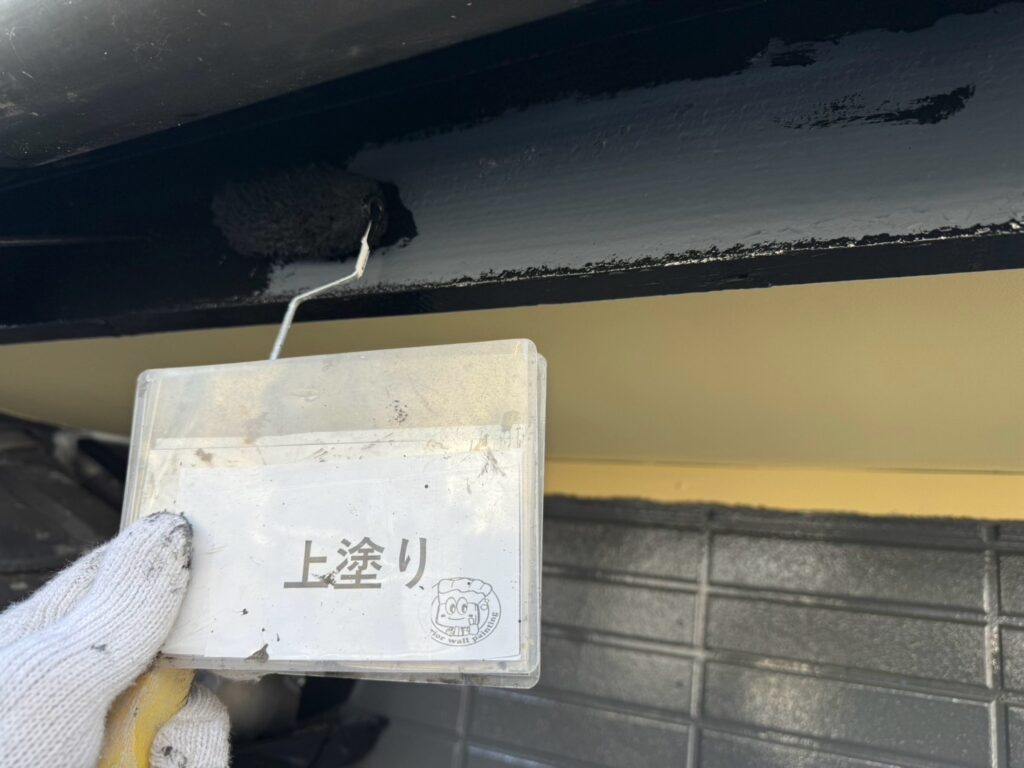 破風鼻隠し塗装<br />
上塗り状況になります。