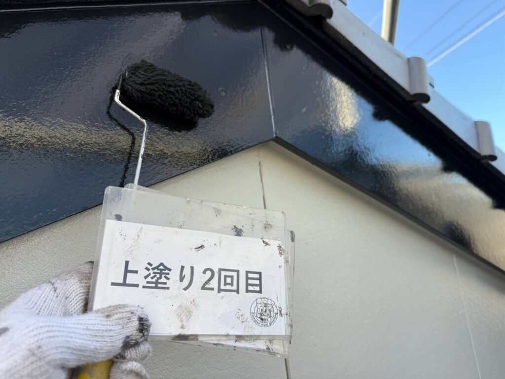 破風鼻隠し塗装<br />
上塗り2回目状況になります。