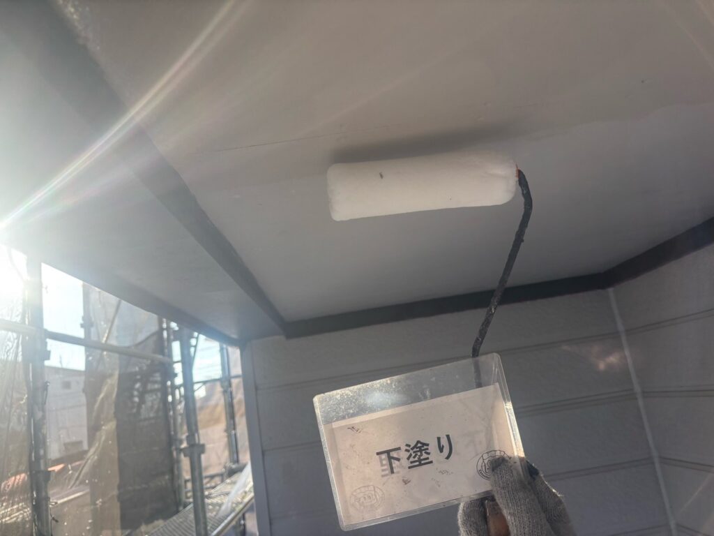 天井仕上げ<br />
下塗りです。