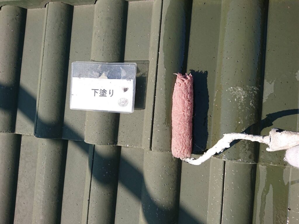 屋根の下塗りを行ないます。