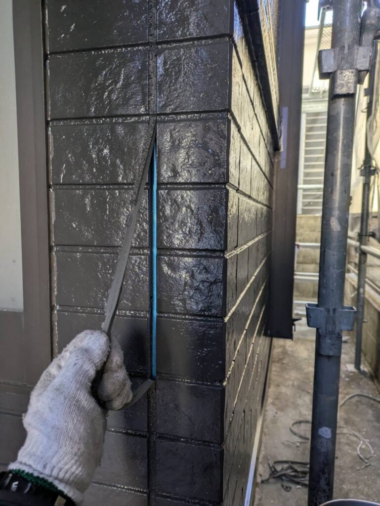 古いコーキングを切り取ります。撤去します。