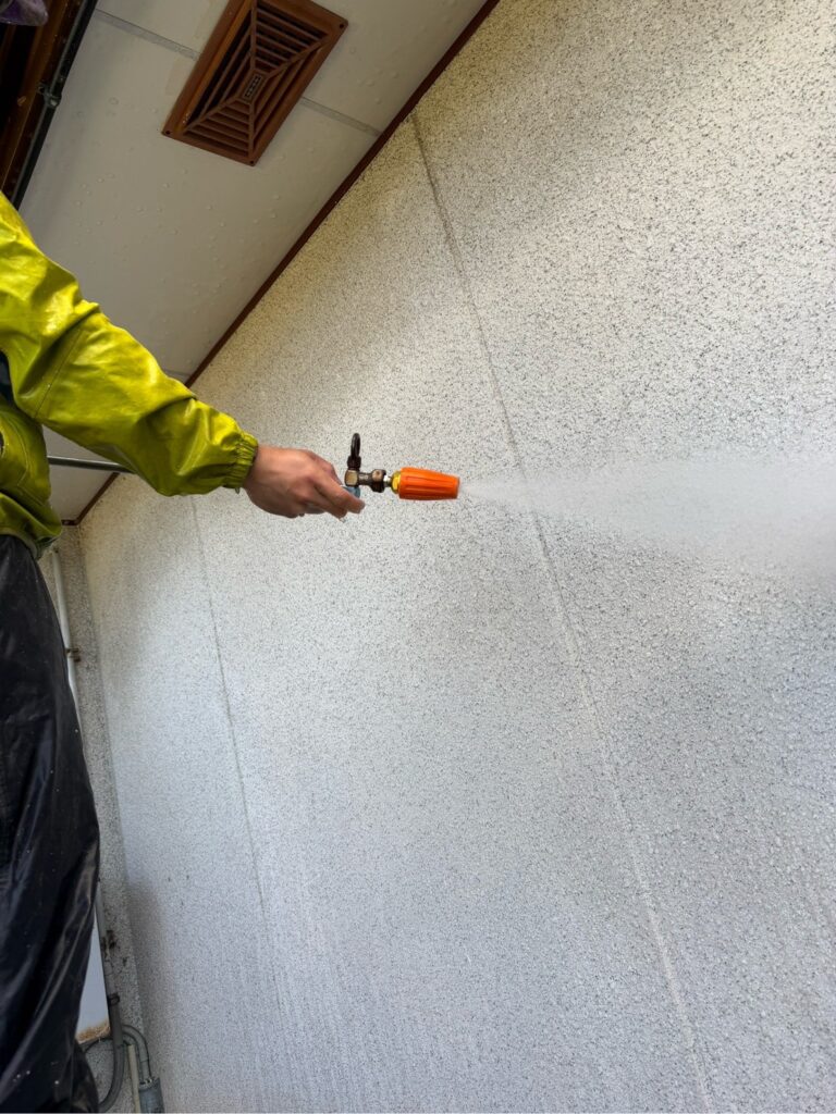 外壁<br />
高圧洗浄状況になります。