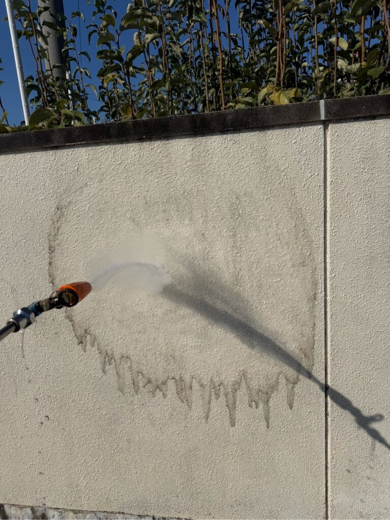 塀<br />
高圧洗浄状況になります。