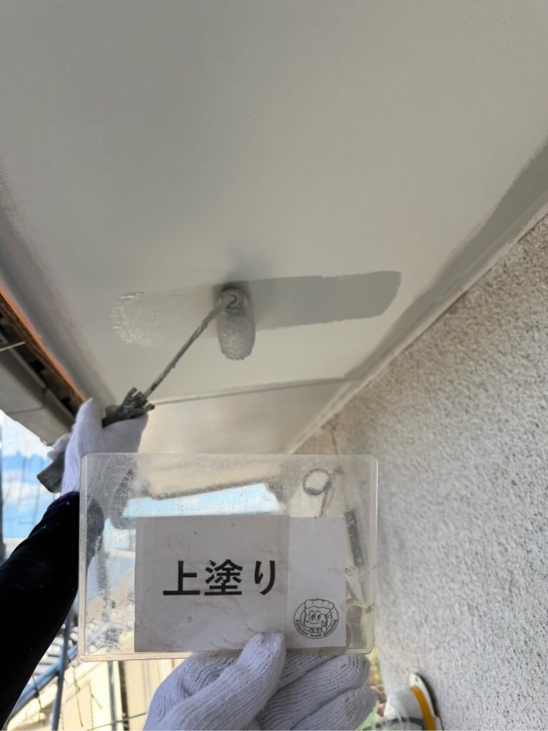 付帯　軒天塗装<br />
上塗りになります。