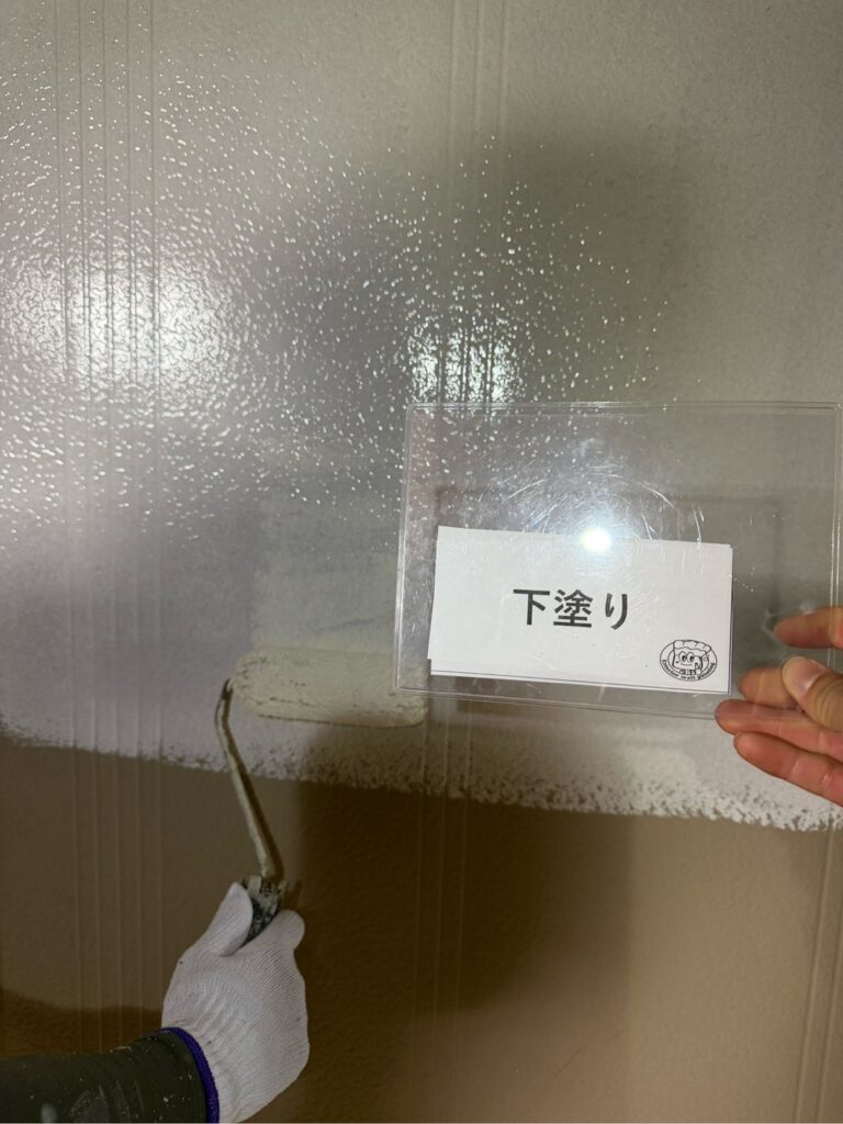 付帯　雨戸<br />
下塗りになります。