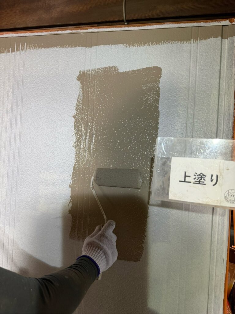 付帯　雨戸<br />
上塗りになります。