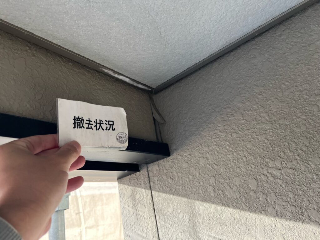 古いコーキングを切り取ります。撤去します。