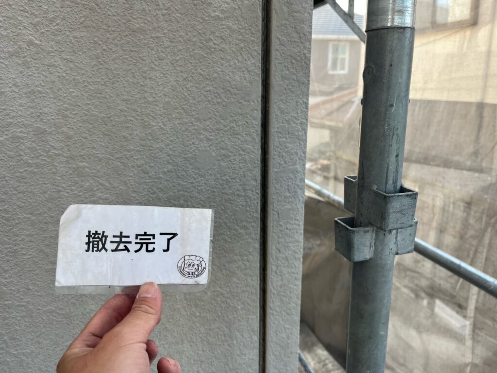 古いコーキングを切り取ります。撤去します。