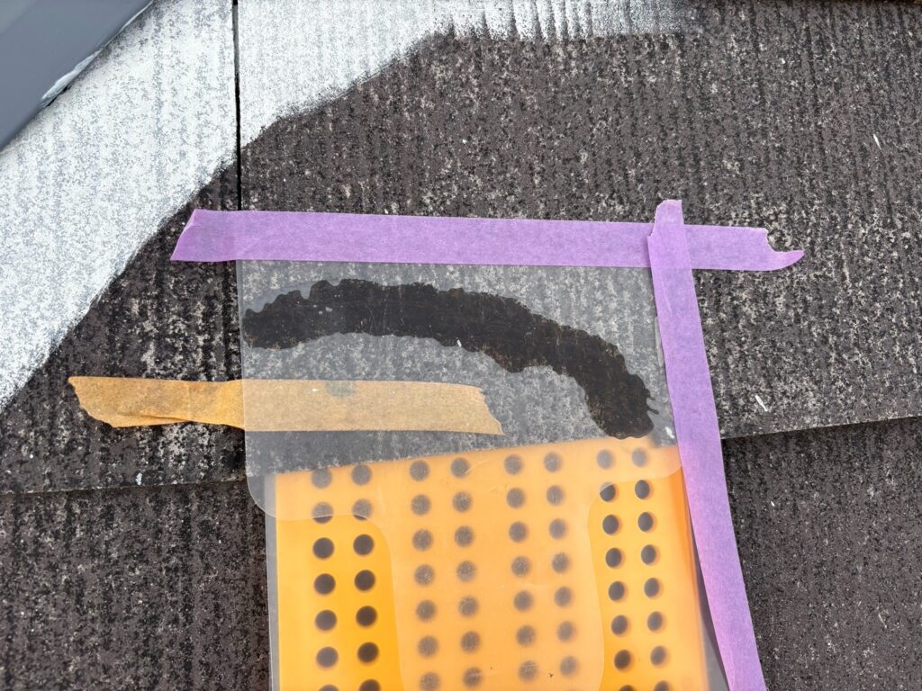 屋根<br />
下地調整<br />
専用ひび割れ補修　<br />
タスマジックの状況になります。