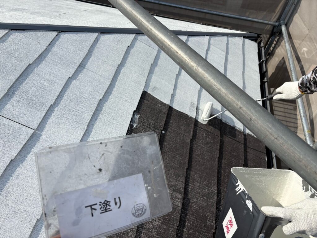 屋根の下塗りを行ないます。