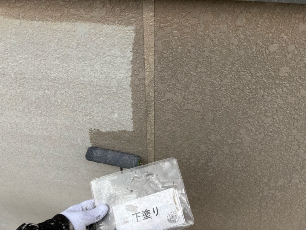 壁の下塗りを行ないます。