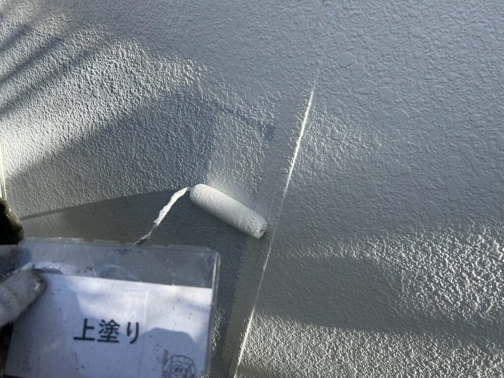 上塗りを行います。