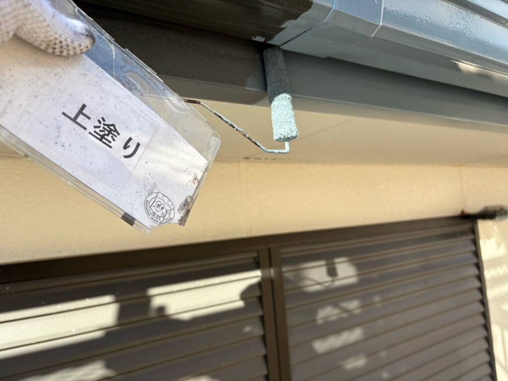 破風鼻隠し塗装<br />
仕上げ1回目状況になります。