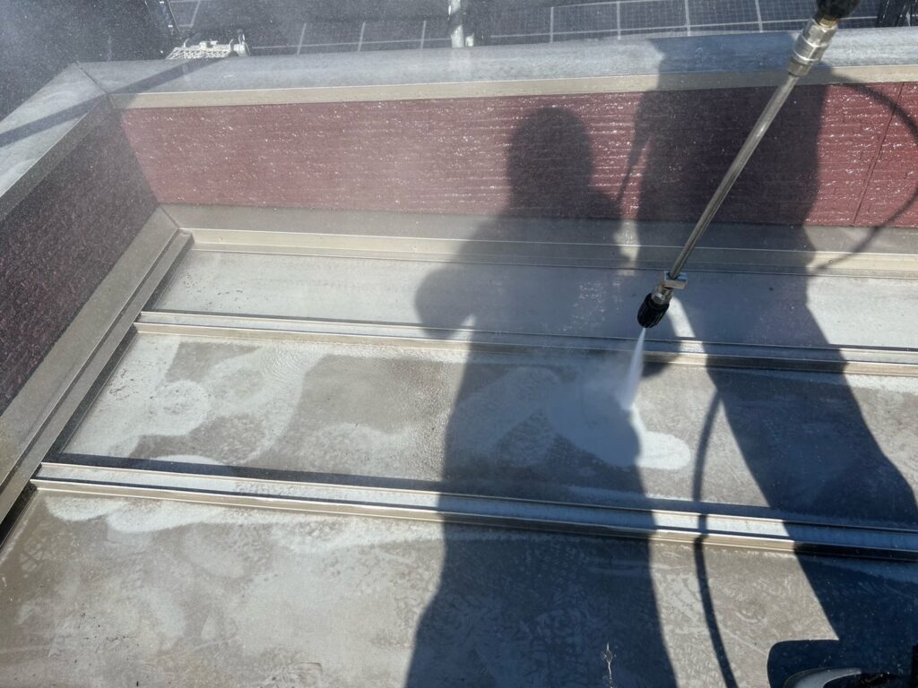 高圧洗浄<br />
状況になります。