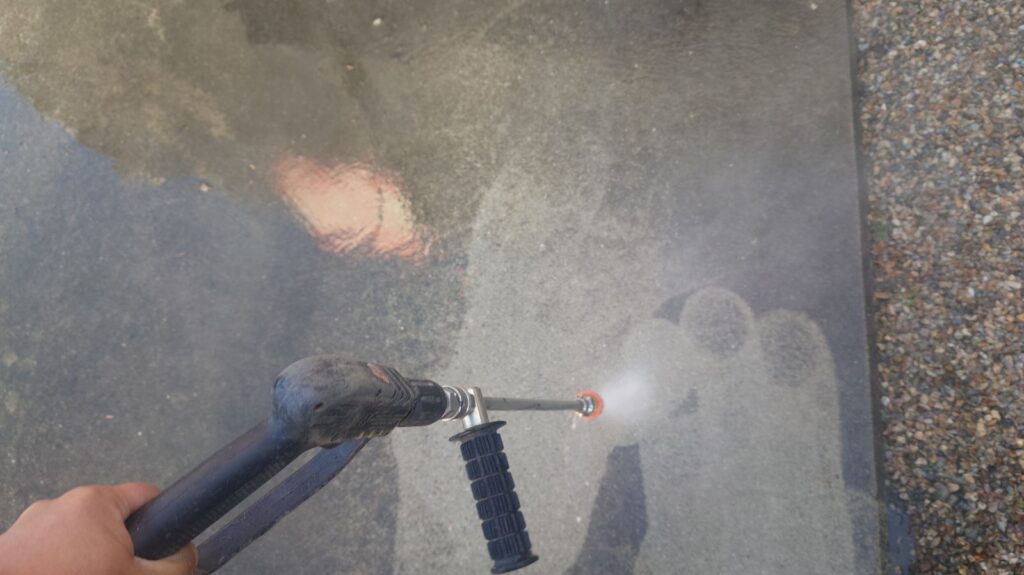 土間コンクリート<br />
高圧洗浄状況