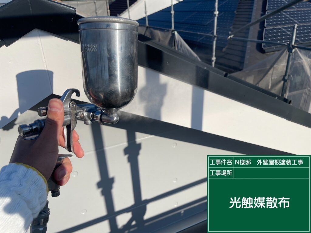 破風に仕上げ材の光触媒プロテクトコーティング（クリスタルシーズンtg）を塗布します。