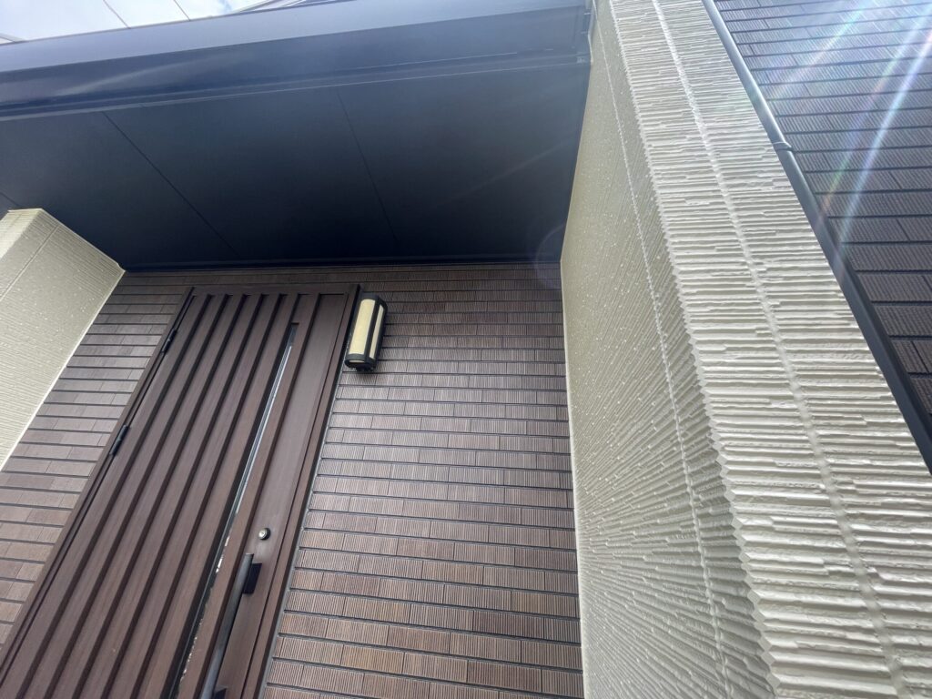 気にされていた玄関回りのコーキングもしっかり設置できました。