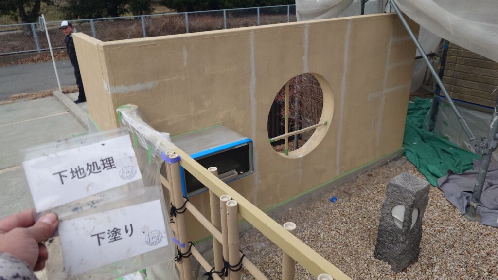 下塗り、ひび割れ補修完成です。