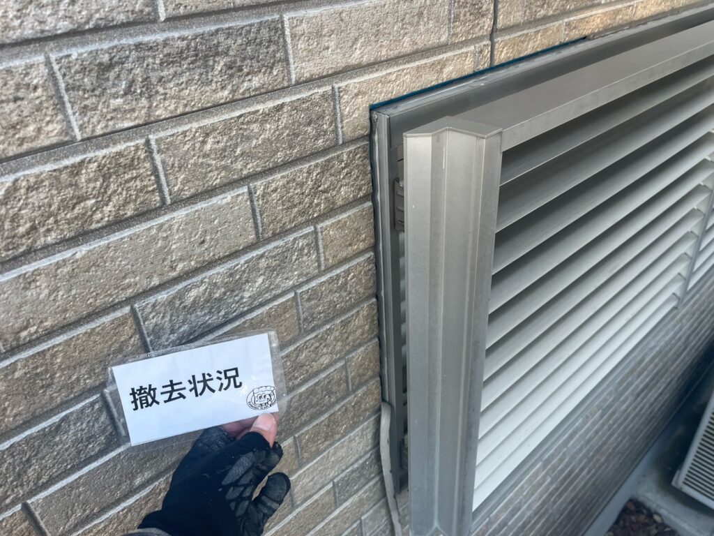 古いコーキングを切り取ります。撤去します。