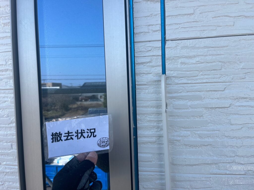 古いコーキングを切り取ります。撤去します。