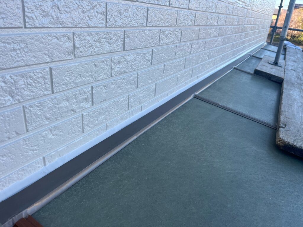 テラスの上もコーキング劣化が見られたため一緒に施工いたしました。