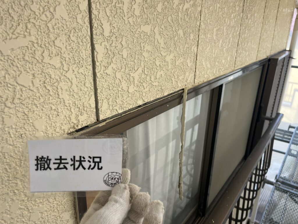 古いコーキングを切り取ります。撤去します。