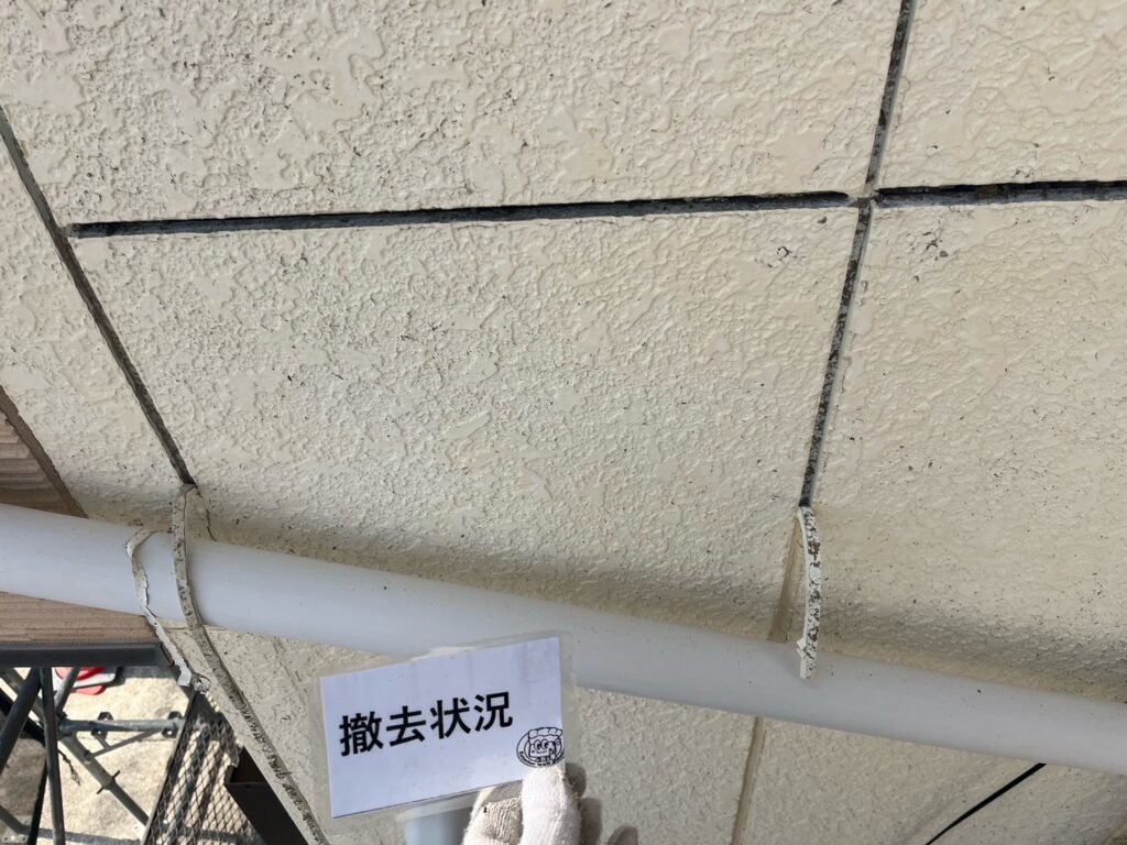 古いコーキングを切り取ります。撤去します。