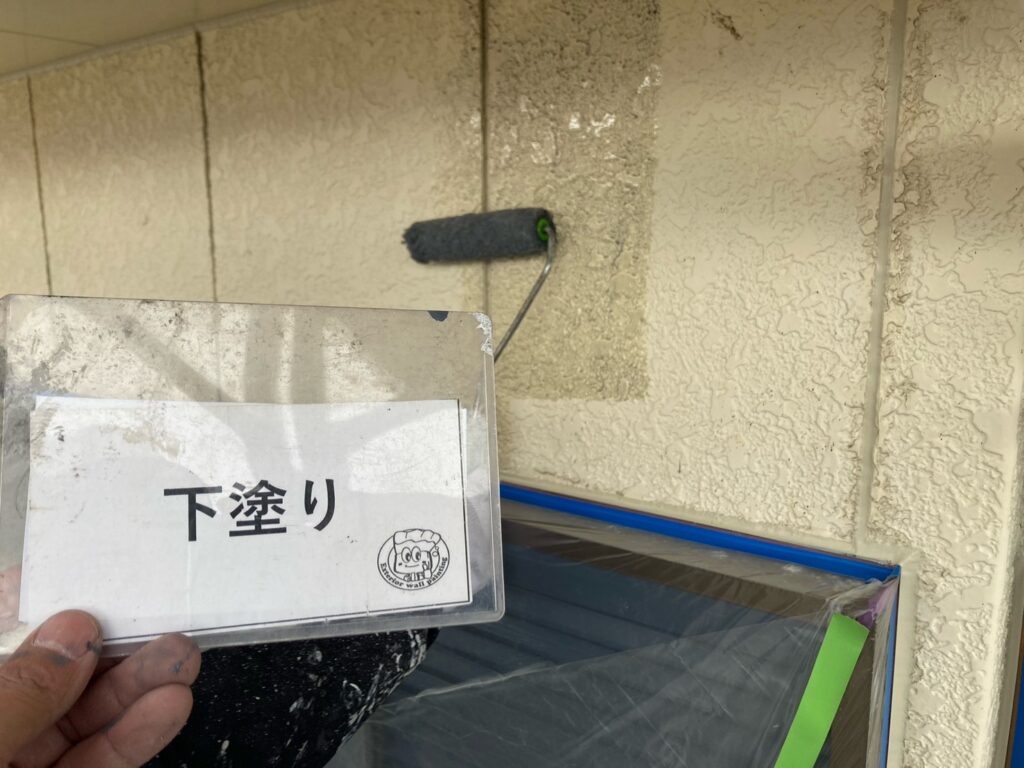 壁の下塗りを行ないます。