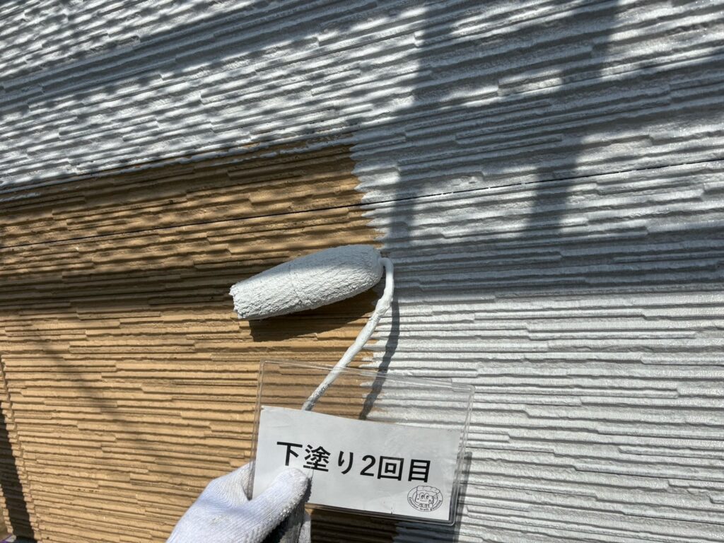 壁の下塗り2回目を行ないます。