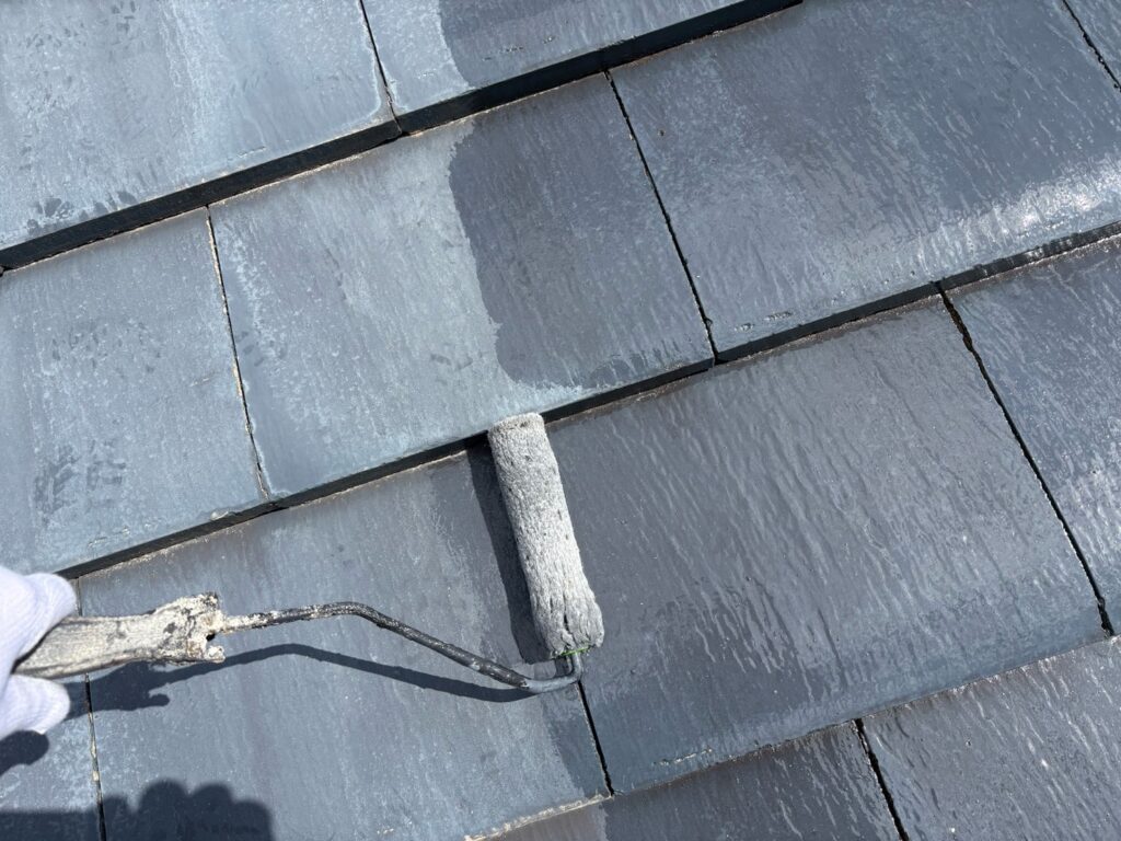 屋根塗装工事<br />
下塗り状況になります。