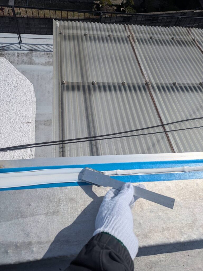 コーキング　施工<br />
状況になります。<br />
シートの継ぎ目にコーキングを施工します。