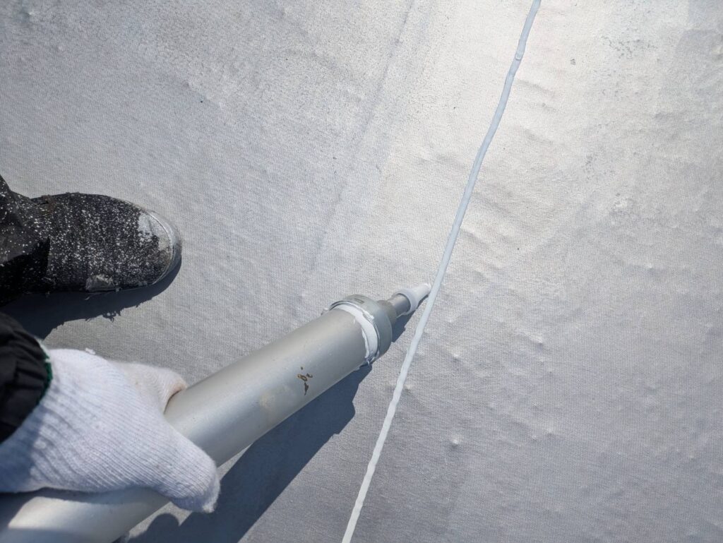 コーキング　施工<br />
状況になります。<br />
シートの継ぎ目にコーキングを施工します。