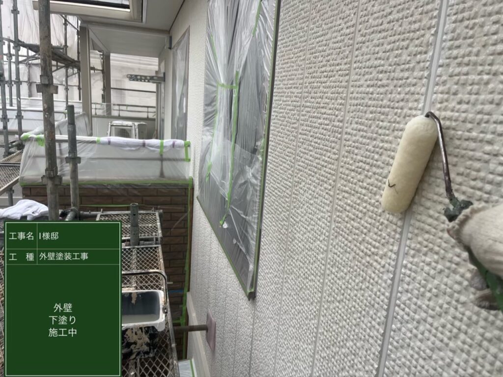 壁の下塗りを行います。