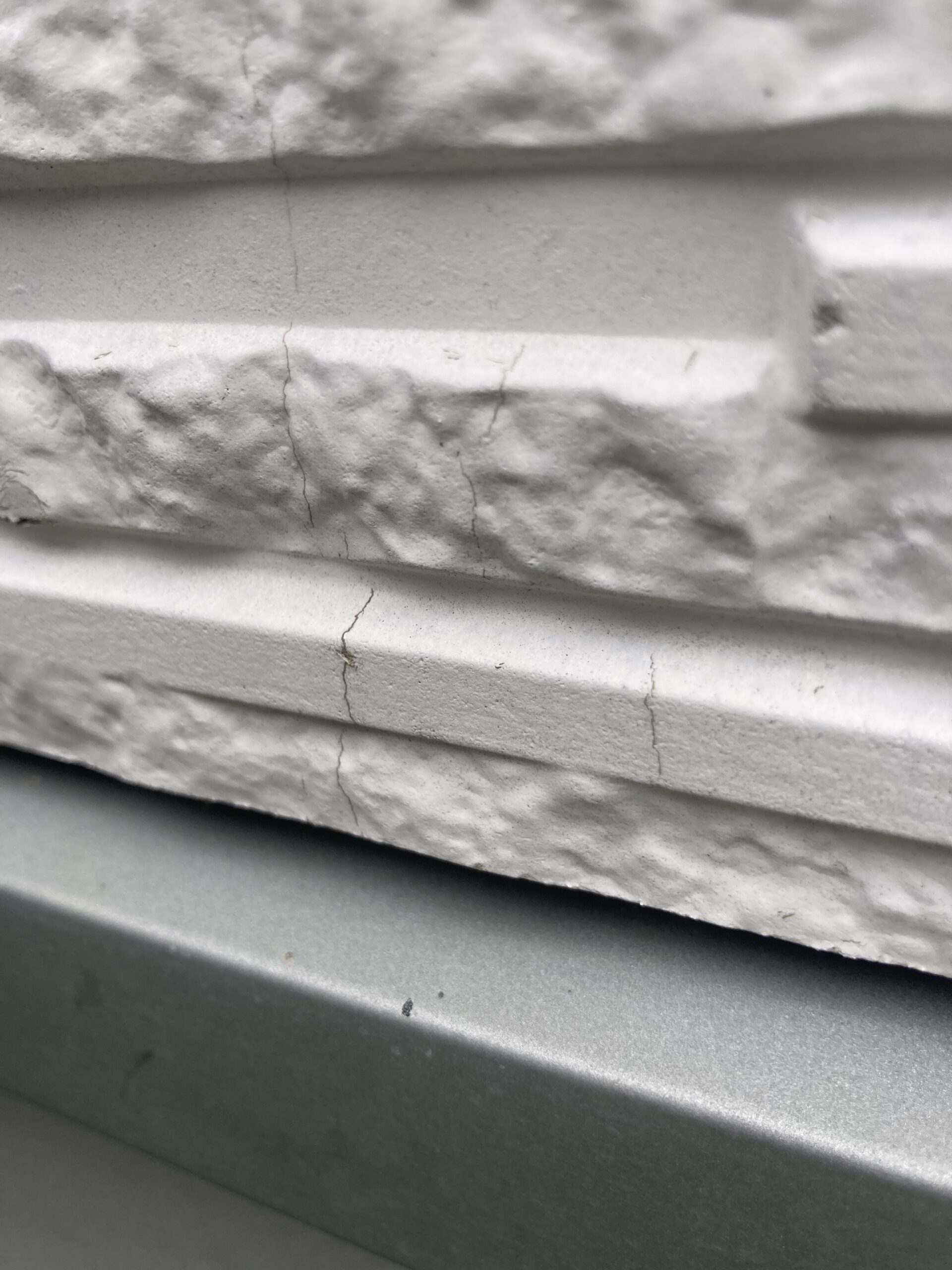 徳島の外壁サイディング「細いヒビ」は早めにご相談を