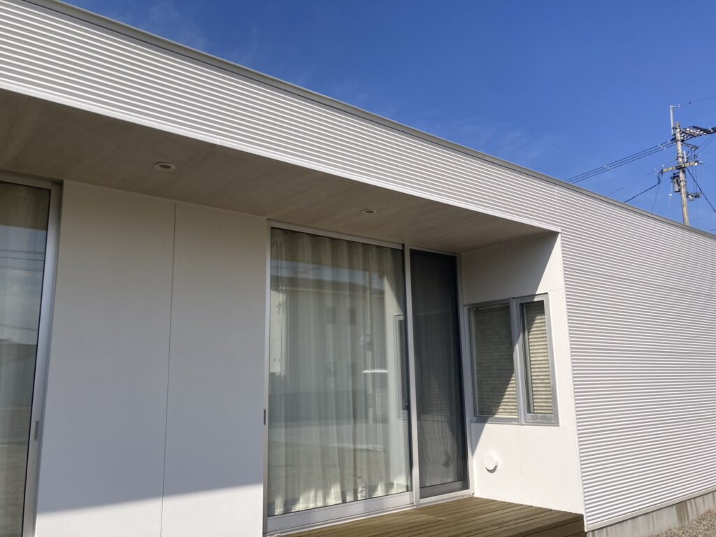 軒天<br />
施工完了です。